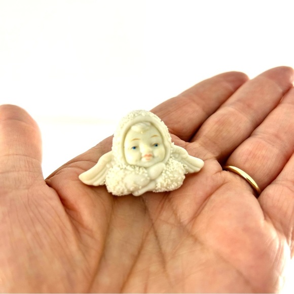 Vintage Porcelain Snowbabies Brooch - Picture 4 of 7